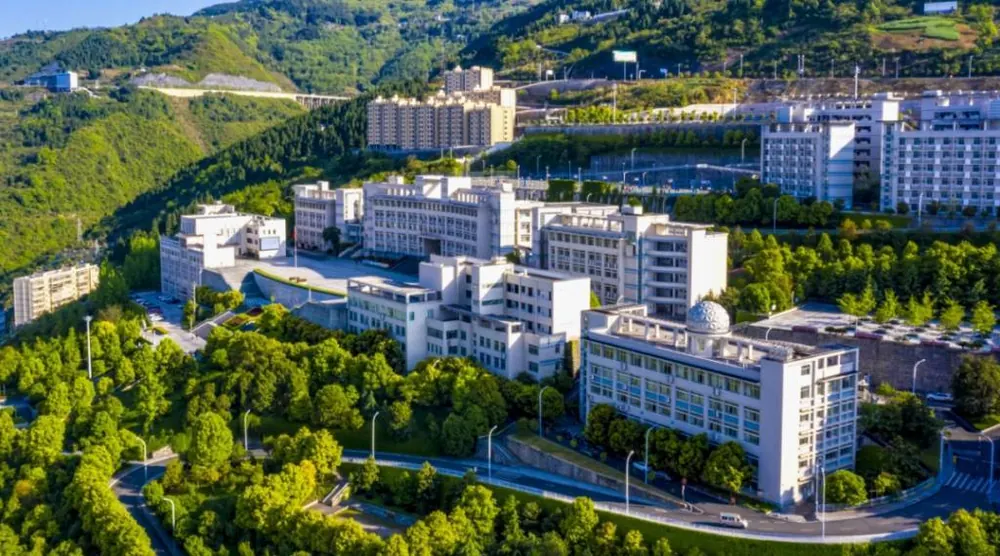 依山而建的新校区