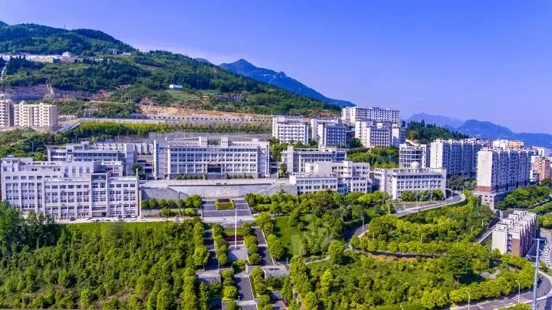 群山环抱的校园
